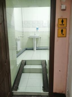 На первом этаже в санитарной комнате оборудована кабинка для инвалидов и лиц с ОВЗ.